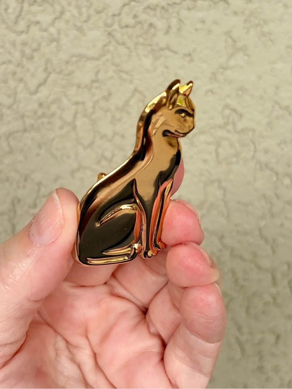 Chic Gold Cat Metal Pin - Elegant Cat Lapel Pin